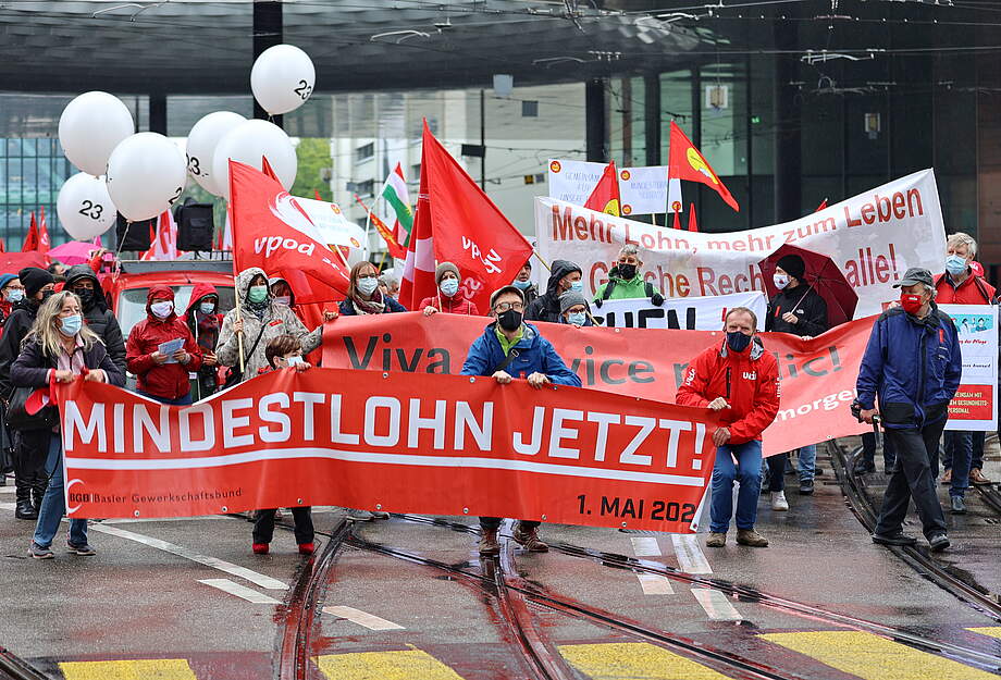 Kundgebung 1. Mai - Foto mit Transparent